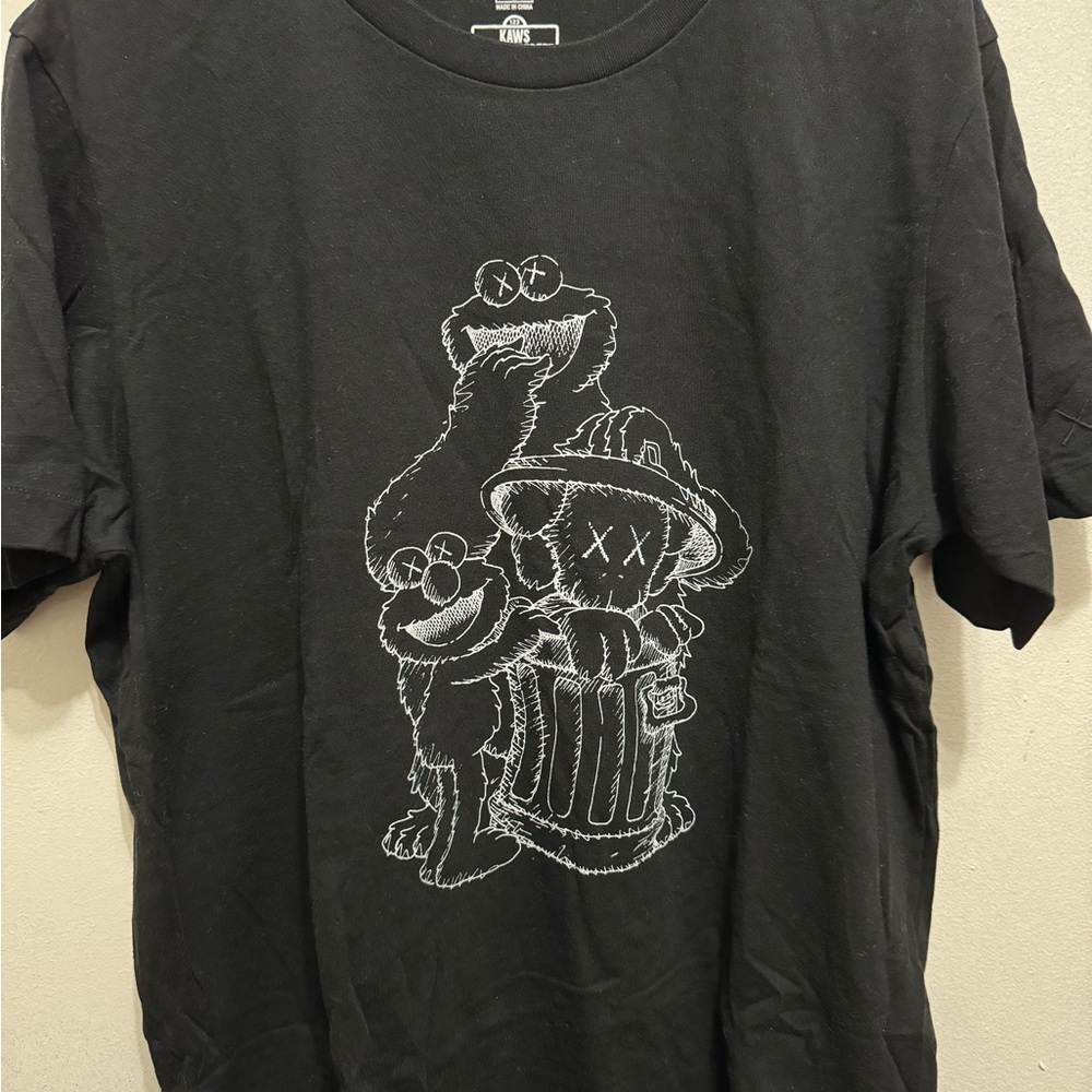 Uniqlo X kaws x Sesame Street sz L